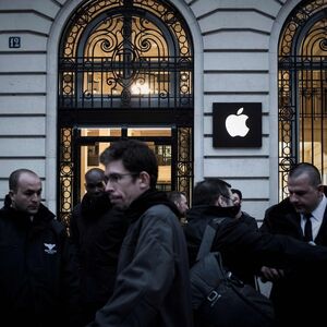 Nächtliches Anstellen um das neueste 1300-Euro-iPhone vor einem Apple-Shop in Paris: Massenhysterie als passable Geldquelle für Apple-Aktionäre.