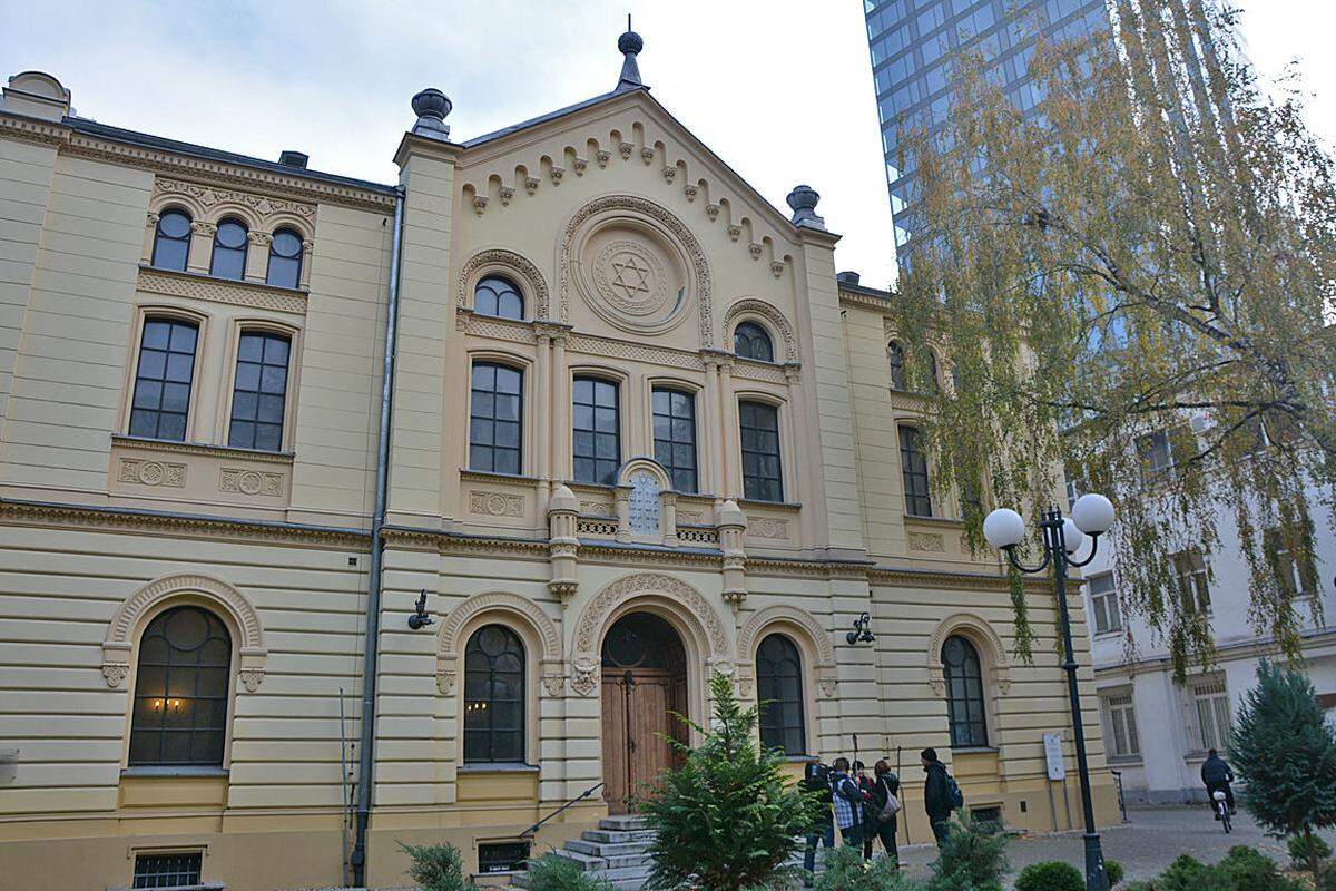 Warschau, das als Stadt des Widerstandes und des Wiederaufbaus gilt, wurde bekanntlich im zweiten Weltkrieg völlig zerstört. Es gab vor dem Krieg rund 400 Gebetshäuser und Synagogen. Nur eine einzige orthodoxe Synagoge, die Nozyk-Synagoge in der Ulica Twarda, wurde nicht gänzlich zerstört..