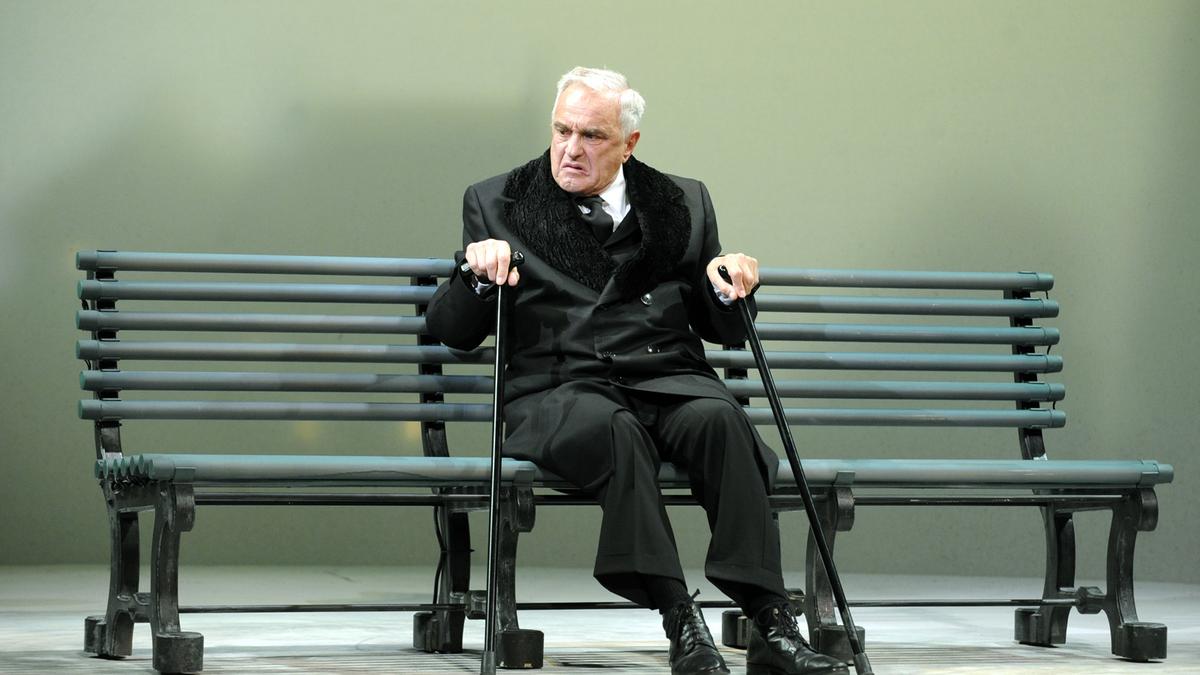 Michael Degen im Jahr 2010 auf der Bühne der Josefstadt in Thomas Bernhards "Heldenplatz".