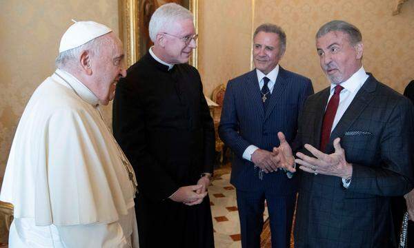 Sylvester Stallone hat dem Papst anscheinend Einiges zu erzählen. 