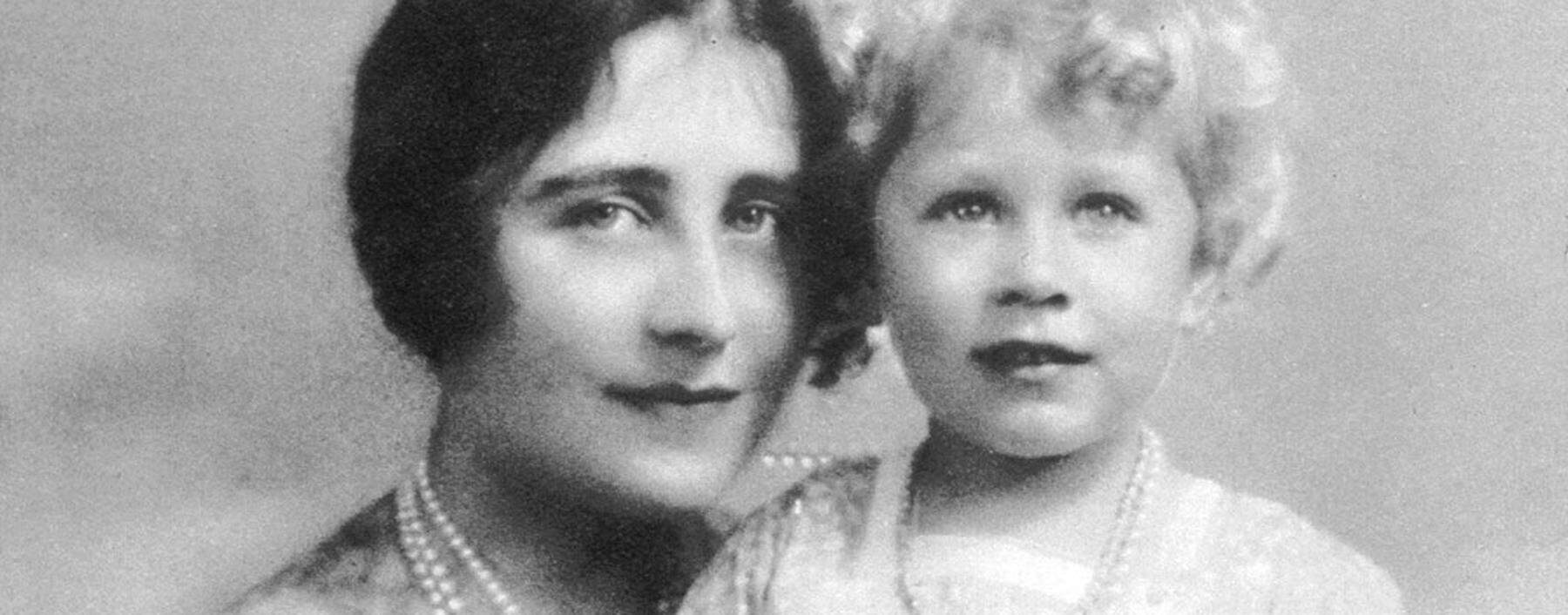 Queen Elizabeth II. mit ihrer Mutter Elizabeth Angela Marguerite Bowes-Lyon.