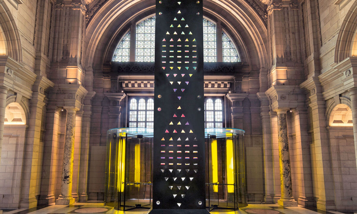 Installation. Die Skulptur „Zotem“ ragte 18 Meter hoch in den Raum. 