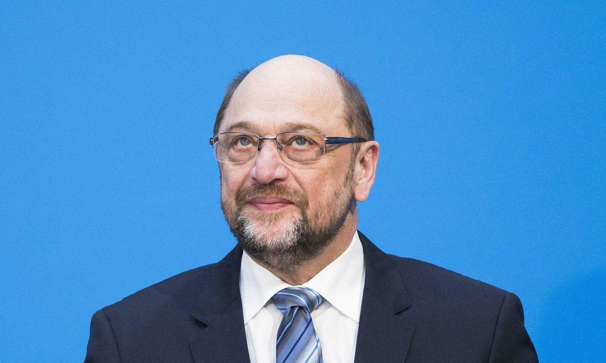 Doch nichts wird es mit dem Außenminister-Posten für Martin Schulz. Der langjährige EU-Parlamentspräsident war in seiner politischen Karriere zuletzt nicht von Fortüne verfolgt. Erst hat er gegen Jean-Claude Juncker als Spitzenkandidat der Sozialdemokraten die EU-Wahl verloren. Dann kam er unverhofft zur Ehre – und Bürde – des SPD-Frontmanns gegen Angela Merkel und fuhr das historisch schlechteste SPD-Ergebnis bei Bundestagswahlen ein: 20,5 Prozent – ein Debakel. Als Parteichef unterliefen Schulz auch handwerkliche Fehler, zum Beispiel, als er eine Regierungsbeteiligung für sich und seine Partei aus – um eine halsbrecherische 180-Grad-Wende zu vollziehen. Erst als Außenminister angekündigt, verzichtete er nach heftiger partei-interner Kritik auf ein Regierungsamt.