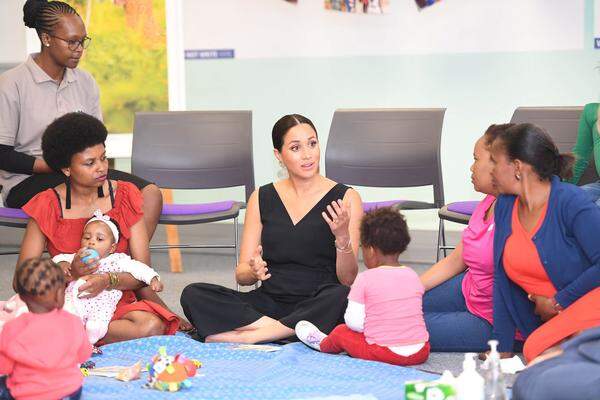 Themenwechsel auf der Spielmatte: Im Anschluss besuchte die Herzogin das Projekt "mothers2mothers", das HIV-erkrankte Mütter unterstützt. Kurzerhand setzte sich die 38-Jährige auf den Boden, um mit den Kindern zu spielen.