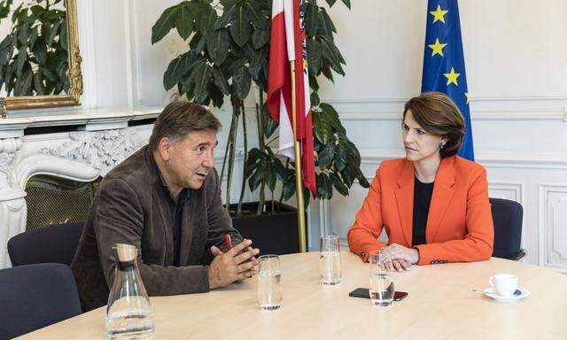 Reden über Europa und die Coronapandemie: Politologe Ivan Krastev und Ministerin Karoline Edtstadler.