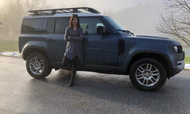 Österreichs Jurorin beim Women's World Car of the Year, Petra Walter, vor Land Rover Defender - das SUV gewann die diesjährige Wahl. Privat gehört Petra Walters Herz aber einem reschen BMW-Roadster. 