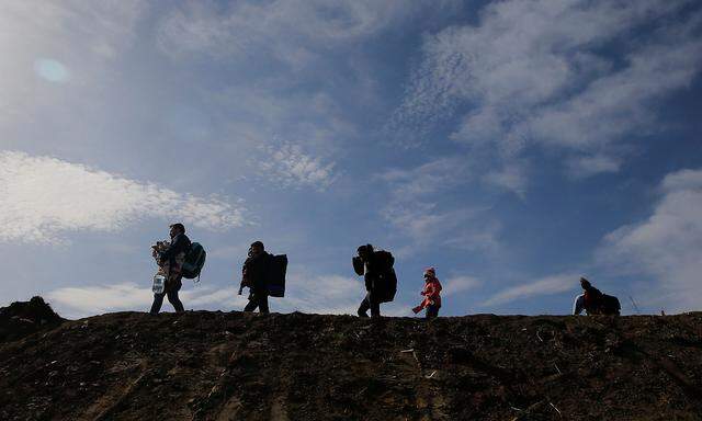 Migrants walk, near tFlüchtlinge nahe der türkisch-griechischen Grenze. he Turkey's Pazarkule border crossing with Greece's Kastanies, near Edirne
