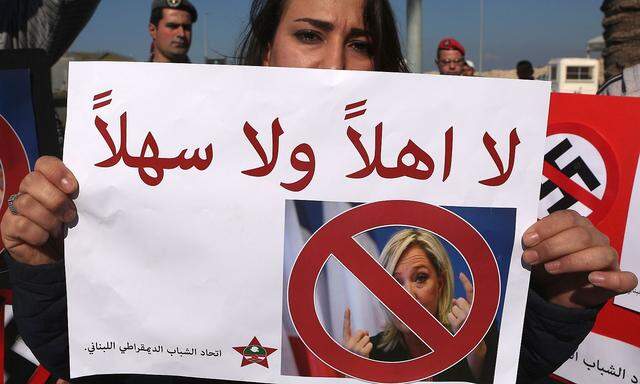 Eine Libanesin demonstriert gegen Marine Le Pen.