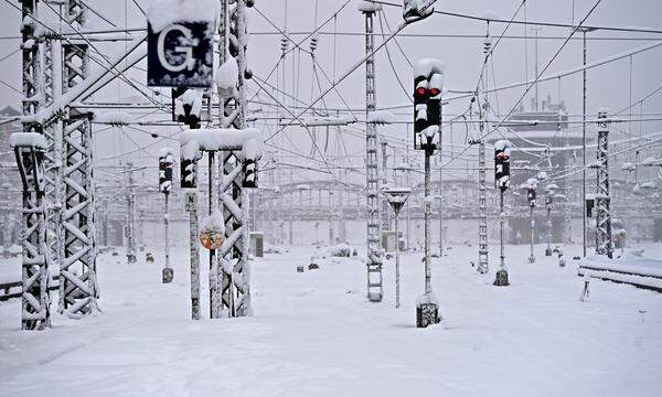 Der Schneefall hat Zug- und Flugverkehr in München massiv beeinträchtigt. 
