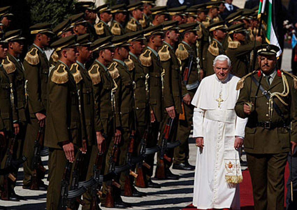 Ein solcher Staat müsse "in Sicherheit und in Frieden mit seinen Nachbarn in international anerkannten Grenzen" entstehen, sagte der Papst. Auch wenn dieses Ziel noch in weiter Ferne scheine, solle die "Flamme der Hoffnung" erhalten bleiben.