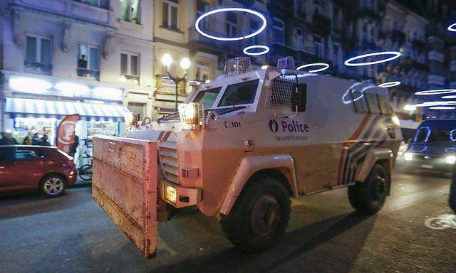 Ein Polizeifahrzeug bei Razzien in Brüssel.