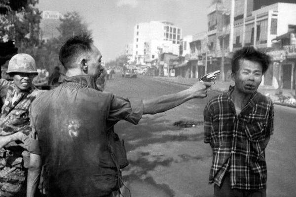Nichtsdestoweniger ist die Truppenstärke der USA im März 1969 größer als je zuvor, unterstützt durch Soldaten aus Ländern wie Australien, Neuseeland, Thailand und den Philippinen. 1970 breiten sich die Kriegshandlungen in die Nachbarländer Laos und Kambodscha aus. Doch die Angriffe bringen wenig Erfolge. Ab 1972 kontrollieren nordvietnamesische Soldaten immer mehr Städte im Süden des Landes.