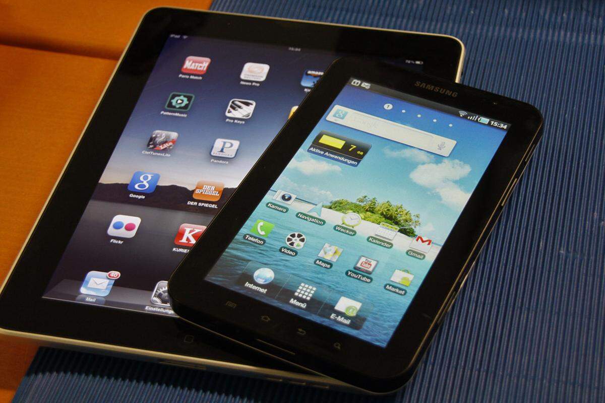 Ist das Galaxy Tab das bessere iPad? Auf jeden Fall ist es das mobilere Gerät. Es passt in größere Manteltaschen, hat komfortable Taschenbuchgröße und ist damit ein weniger umständlicher Begleiter. Die Akkulaufzeit ist vergleichbar gut, der Touchscreen reagiert aber etwas langsamer. Wer mit dem hässlichen Hellblau in den Anwendungen leben kann, wird in dem Galaxy Tab einen komfortablen Begleiter finden, der aber im Kern ein Android-Smartphone mit größerem Bildschirm ist. Was jetzt durchaus nicht negativ klingen soll.