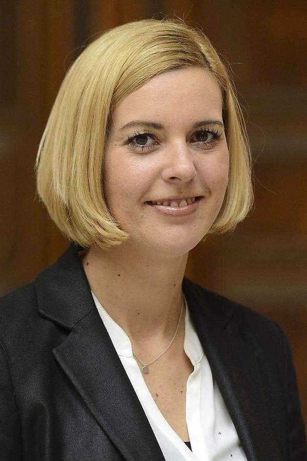 Im SPÖ-Team gibt es nur ein neues Mitglied: Die 32-jährige Juristin Sonja Steßl. Sie sitzt seit 2009 für die SPÖ im Nationalrat und wird nun im Finanzsstaatssekretariat Platz nehmen.