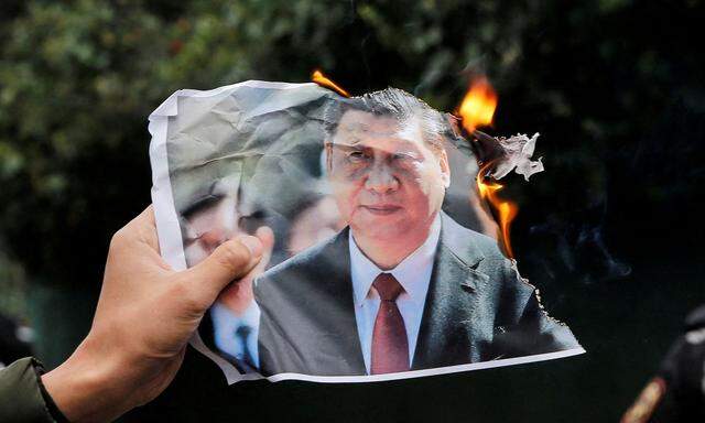 ein Demonstrant hält ein Bild bei einem Protest vor dem chinesischen Konsulat in Istanbul