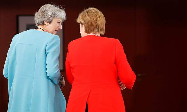 Angela Merkel hat Theresa May vor der heiklen britischen Regierungsklausur getroffen.