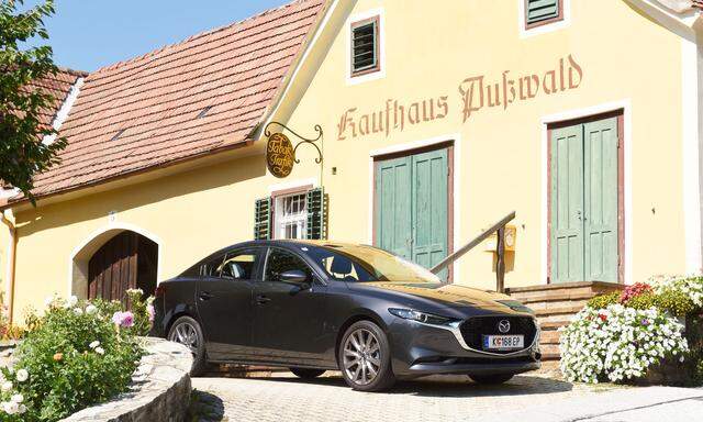 Niedrigste Verdichtung aller Diesel auf dem Markt: Mazda3 Sedan Skyactive-D. 