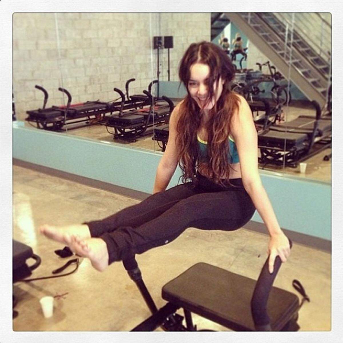 Schauspielerin Vanessa Hudgens setzt auf Übungen mit dem eigenen Körpergewicht.