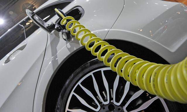 17 09 2015 xfux News Internationale Automobil Ausstellung IAA 2015 emspor v l Plug In Hybrid