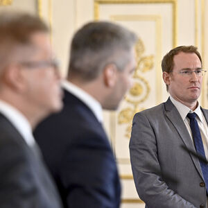 Moderiert seit Jänner wöchentlich das Pressefoyer nach dem Ministerrat und nun auch die Corona-Pressekonferenzen der Regierung: Gerald Fleischmann (r.), Chef-Spindoktor des Bundeskanzlers. 