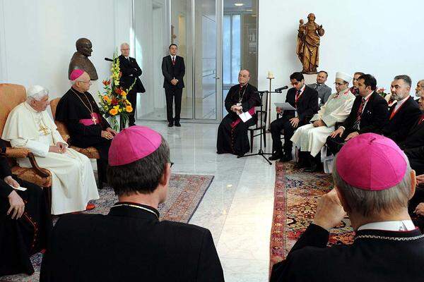 Der Papst betonte die "innere Verwandtschaft" mit den Juden und bezeichnete Muslime als "Merkmal dieses Landes". Allerdings müssten alle die Gesetze des Staates respektieren.