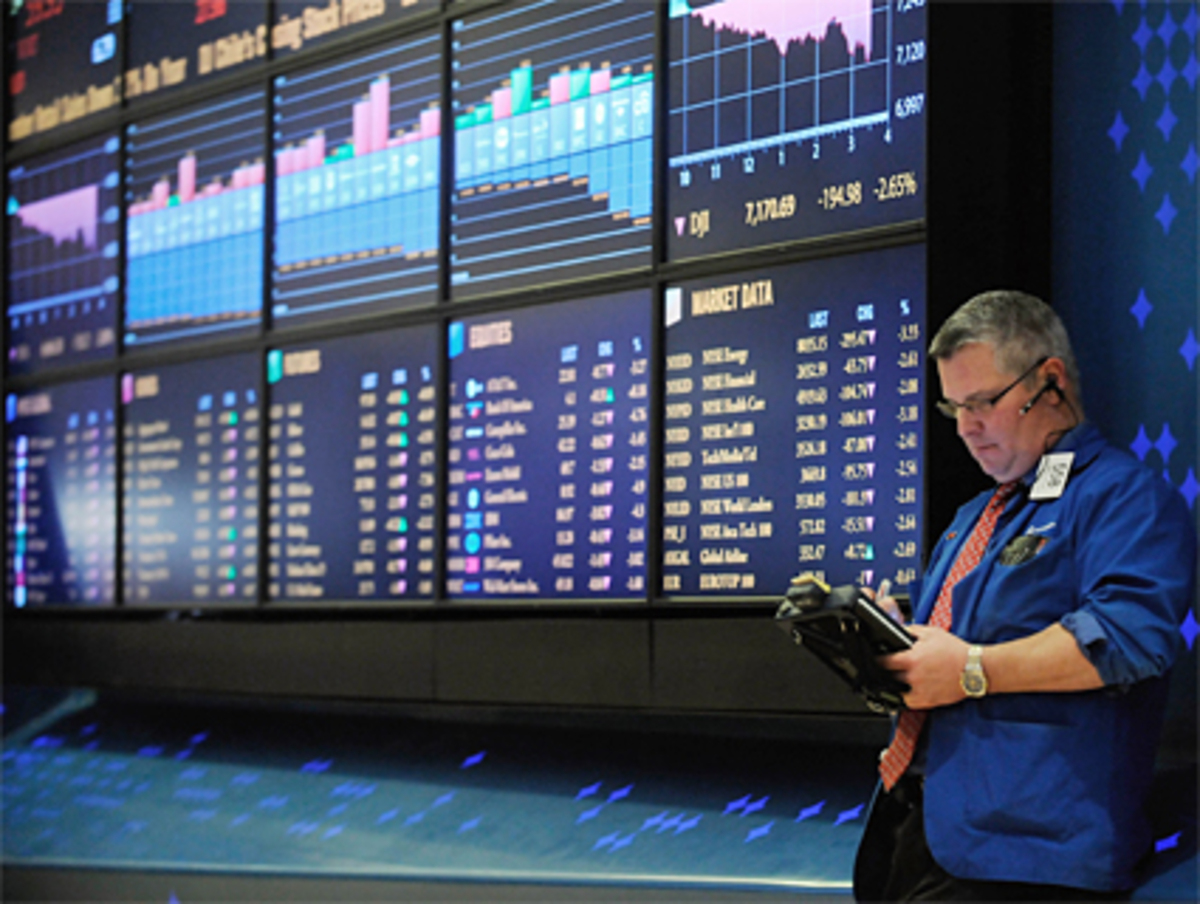 Ratingagenturen überprüfen die Bonität von Schuldnern. Im Zuge der Krise wurde das Image dieser Agenturen nahezu zerstört: So bewerteten sie Ramsch-Papiere mit AAA.Nach dem Willen von Ökonomen sollen die Agenturen daher von den Käufern von Papieren bezahlt werden - und nicht wie bisher von den Verkäufern. Der Interessenskonflikt würde somit beseitigt werden.