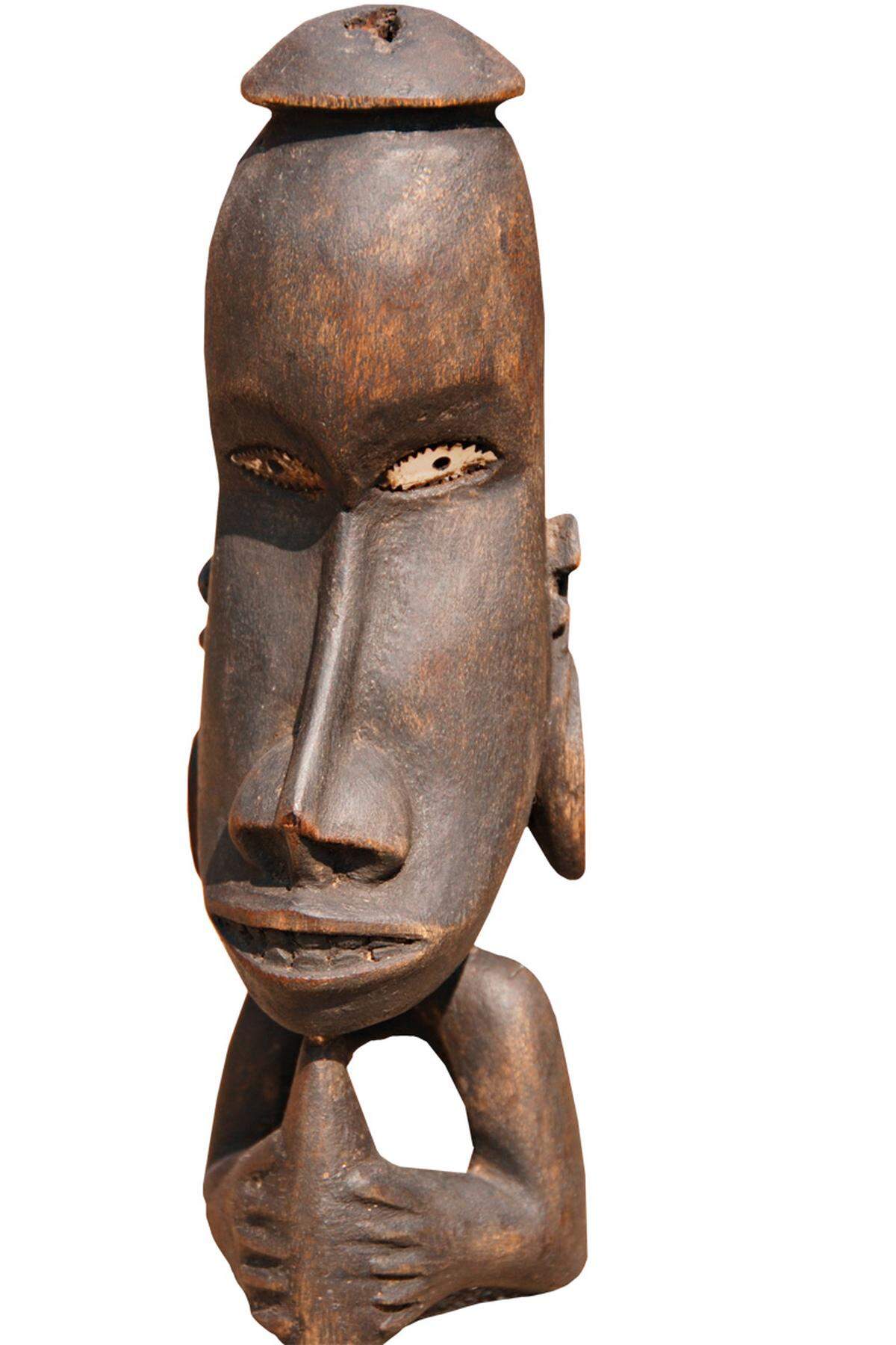 Schöne Mitbringsel: Raymonde Chatelain verkauft in ihrem Geschäft „Ngilong International Tuburin“ Masken, Statuen und Schmuck von den verschiedenen Südseeinseln. So wie diesen Schutzgeist eines Bootes von den Solomon-Inseln.  Promande Roger Laroque, Noumeá. Tel.: + 687 76 3707 4x4avn@lagoon.nc.