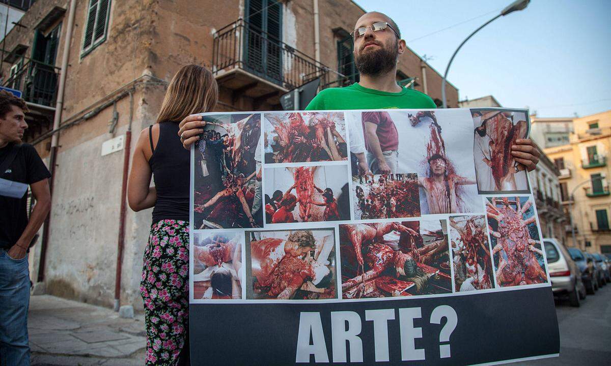 Proteste von Kritikern und Tierschützern begleiteten den Künstler sein Leben lang. Noch 2015 gingen Tierschützer gegen eine Ausstellung in Palermo auf die Straße - und es gab auch Anzeigen.