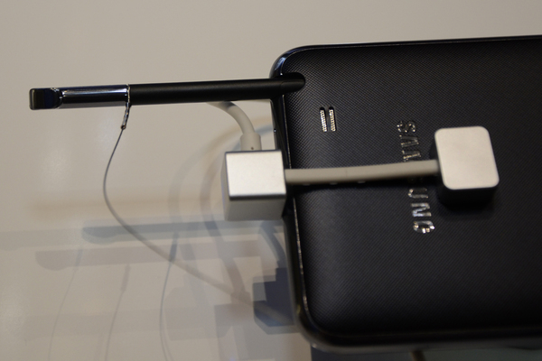 An der Rückseite des Riesen-Handys kann ein Stylus ausgezogen werden.