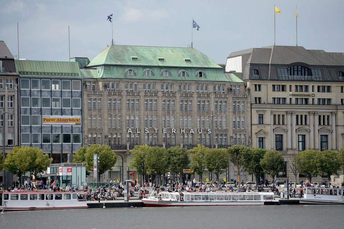 Das Alsterhaus wurde 1912 eröffnet. Es gehört seit 1994 zum Warenhaus-Konzern und mit dem Oberpollinger und dem KaDeWe zu den Premiumhäusern. Das Warenhaus liegt am Binnenalster in der Hamburger Innenstadt. Das Geschäft hat eine Verkaufsfläche von rund 24.000 Quadratmetern.