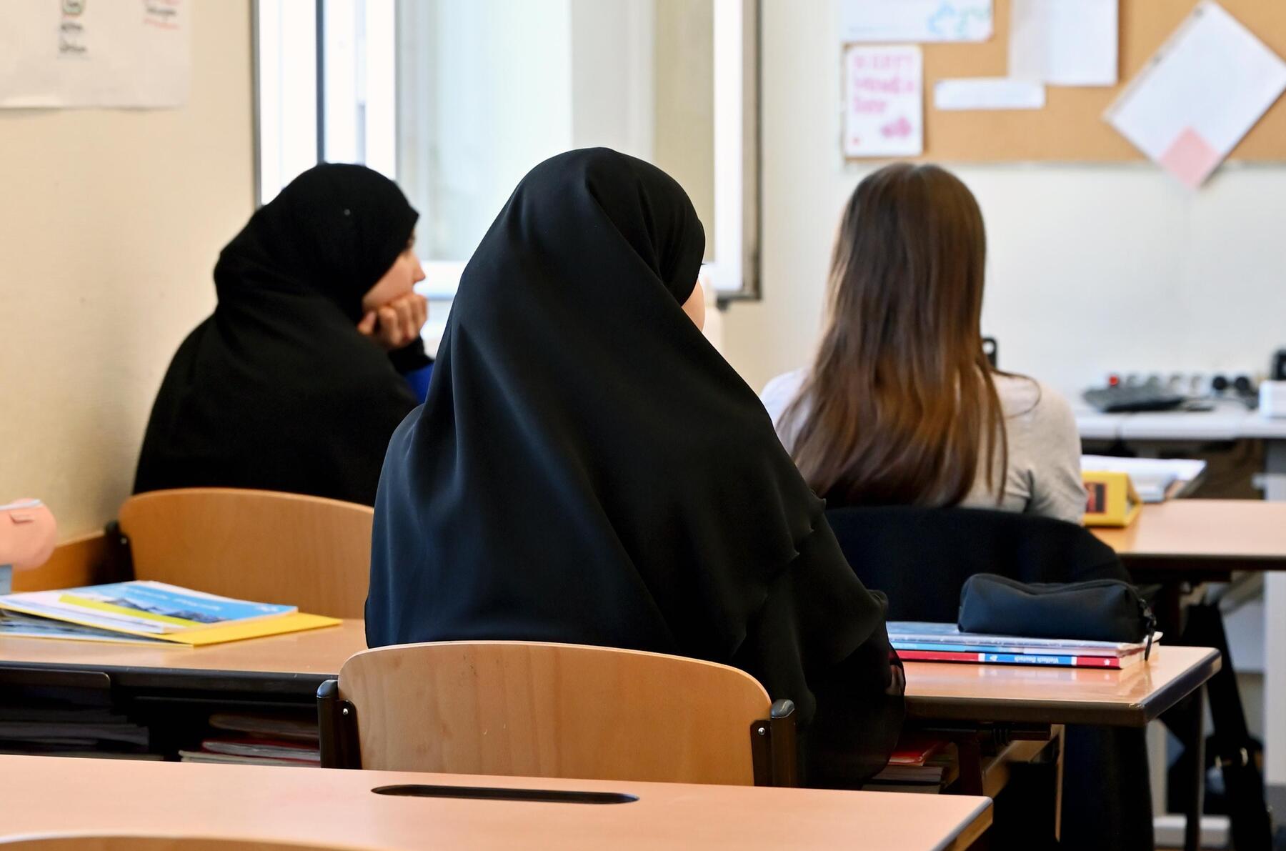 Schulen sorgen sich vor „Scharfstellen“ des Kopftuchverbots im Herbst