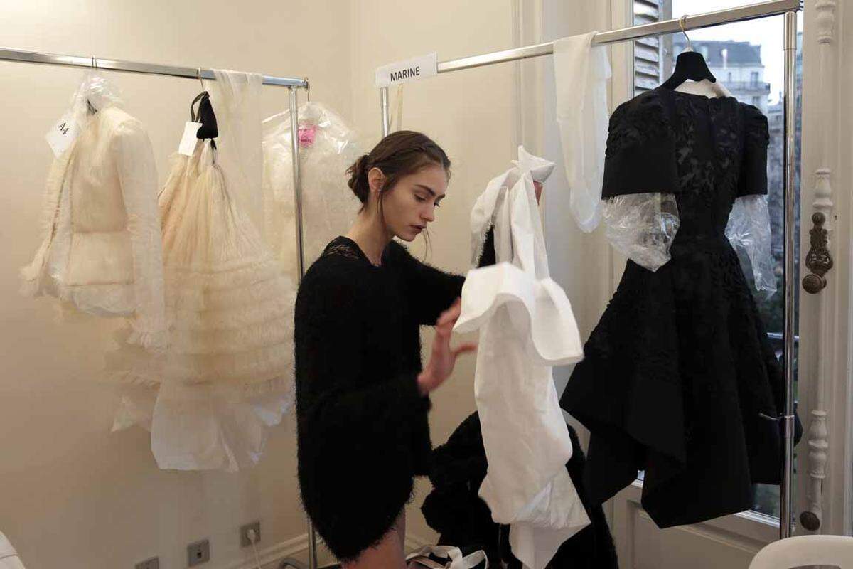 Die Outfits stehen für die Models auf Kleiderstangen bereit. Hier ist der Valentino-Look zu sehen.