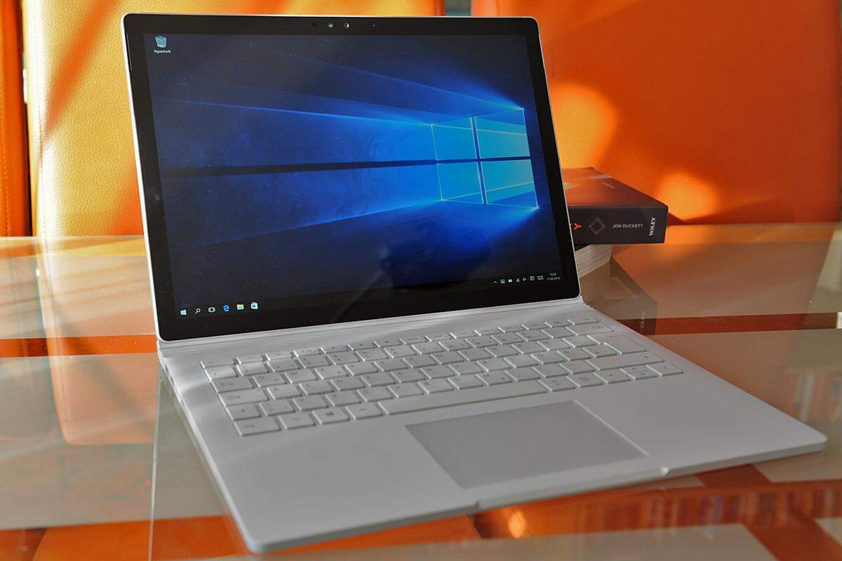 Microsoft geizt nicht mit Superlativen, wenn es um das Surface Book geht. Als "ultimativen Laptop" preist der Hersteller das Gerät an. "Die Presse" hat es getestet.   Text und Bilder: Daniel Breuss(Vollständiger Testbericht auf http://diepresse.com/tech)