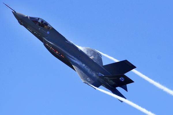 Asiens Luftwaffen rüsten mächtig auf. Japan soll den Kauf von etwa 42 modernen F-35 "Lightning 2"-Kampfflugzeugen planen.