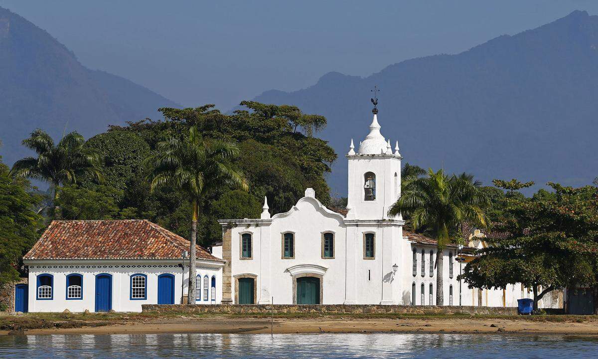 Diese Kulturlandschaft und die Altstadt von Paraty, einer der am besten erhaltenen Küstenstädte Brasiliens, liegen zwischen den Bergen der Serra da Bocaina und dem Atlantischen Ozean. Der historische Kern des Zentrums von Paraty ist ebenso erhalten wie die Kolonialarchitektur aus dem 18. und dem frühen 19. Jahrhundert.