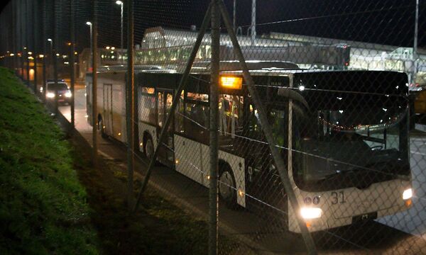 Bilder des Tages 27 3 2017 Bus mit Polizeikraeften und Abgeschobenen 4 Sammelabschiebung aus Deu