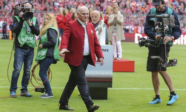 Uli Hoeneß ist zurück, verkörpert als Präsident wieder das Epizentrum des FC Bayern. Seine Fans jubeln, seine Gegner wappnen sich.