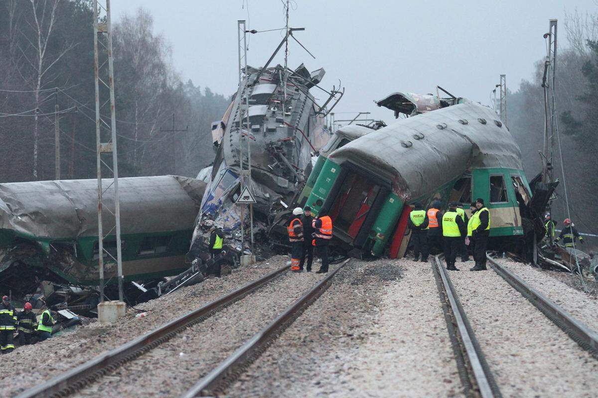 Der aus sechs Wagen bestehende Zug Przemysl-Warschau war frontal mit dem Zug Warschau-Krakau mit vier Wagen zusammengeprallt.