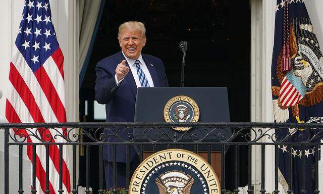 Donald Trump bei seinem ersten öffentlichen Auftritt nach seiner Coronavirus-Infektion auf dem Balkon des Weißen Hauses in Washington.