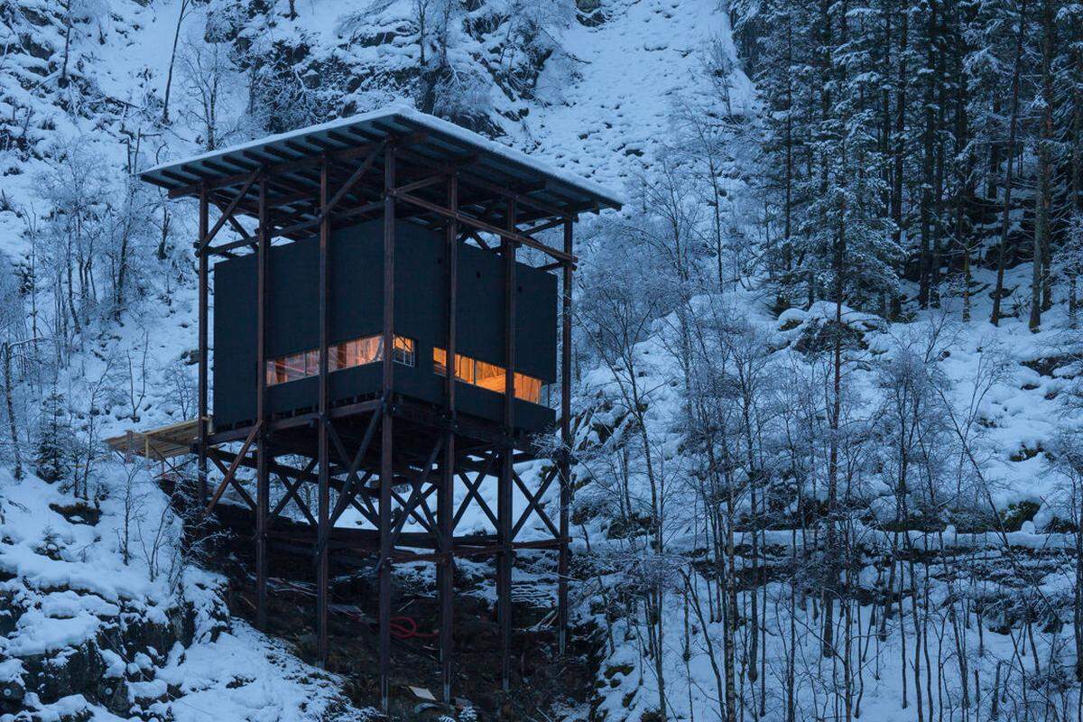 Könnte ja sein, dass man in Fjordnorwegen unterwegs ist und kurz auf die Seite fahren möchte: Allmannajuvet auf der Landschaftsroute Ryfylke wäre so ein Punkt. Die Architektur stammt von niemand Geringerem als Peter Zumthor. www.nasjonaleturistveger.no 