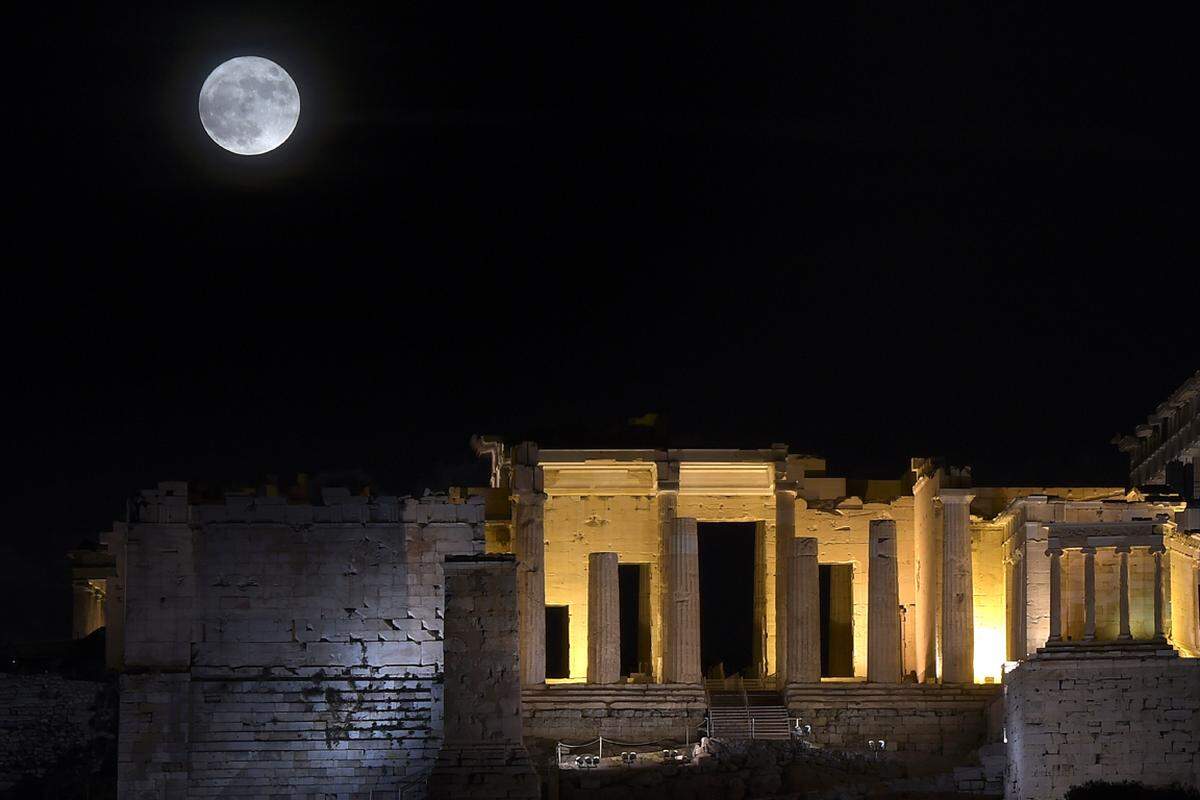 Der Supermond über dem Parthenon in Athen.