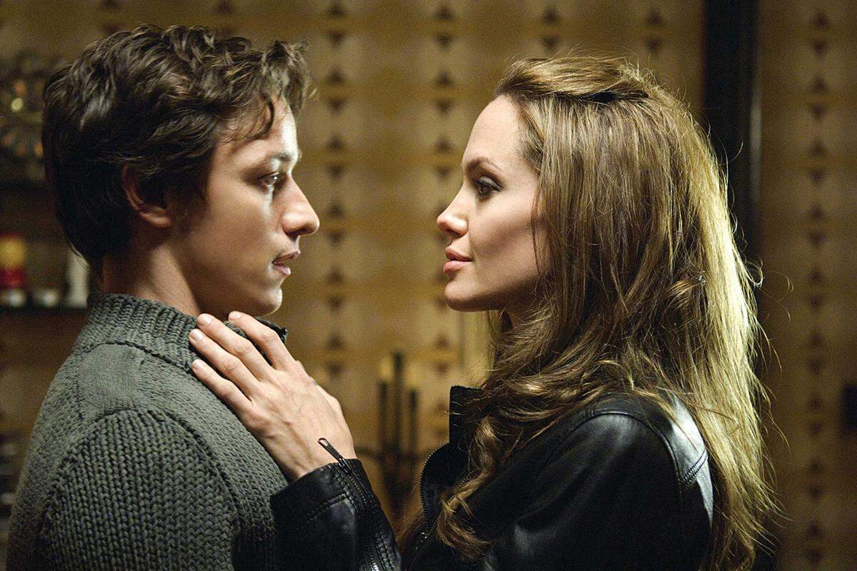 Mit dem Melodram "Abbitte" (mit Keira Knightley) und dem geistlosen Actionfilm "Wanted" (mit Angelina Jolie, im Bild) ist McAvoy in der Traumfabrik angekommen. Sein nächstes großes Projekt führt in zurück in die Heimat: Er spielt die Hauptrolle im neuen Film von Danny Boyle, "Trance" (2013).
