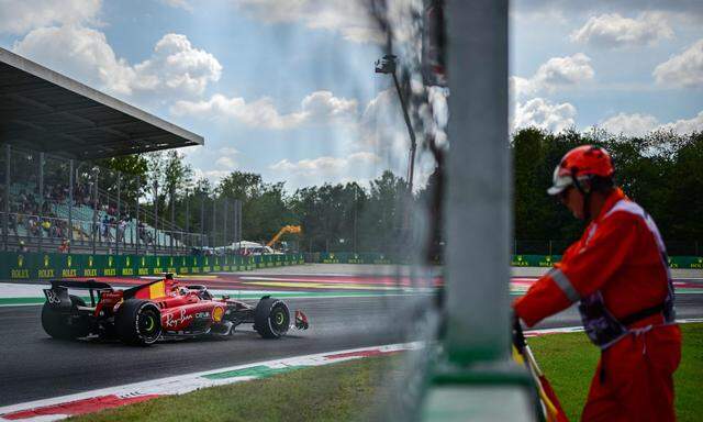 Carlos Sainz müht sich, Maranello hofft und in Monza feiert man nach vielen Rückschlägen die Pole-Position.