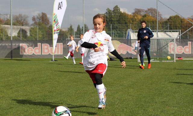  Im Sport ist Sponsoring allgegenwärtig: A1 ermöglicht jungen Fans einen Trainingstag beim FC Red Bull Salzburg.