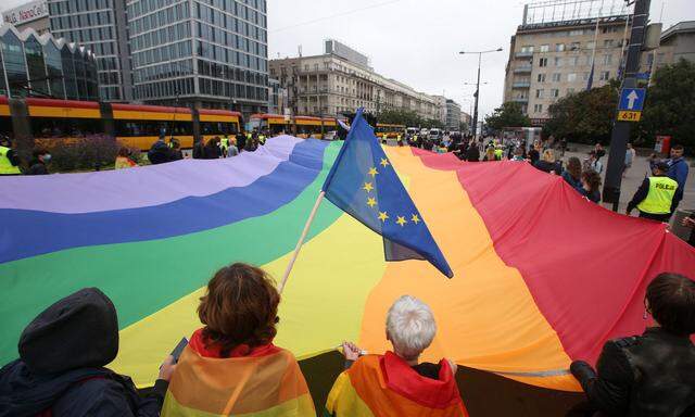 Archivbild: Menschen protestierten in Warschau für mehr Akzeptanz der LGBT-Gemeinschaft.