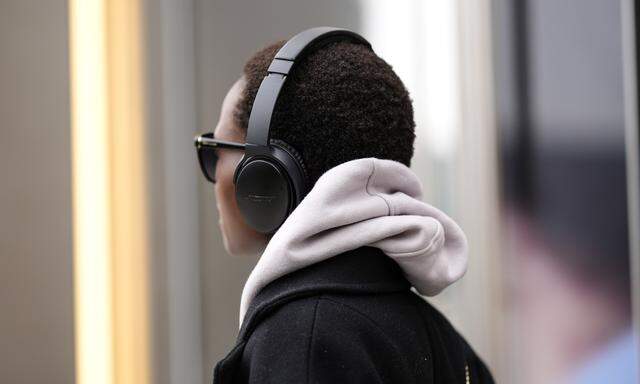 Kopfhörer sind auch ein Accessoire: Eine Frau bei der New York Fashion Week. 