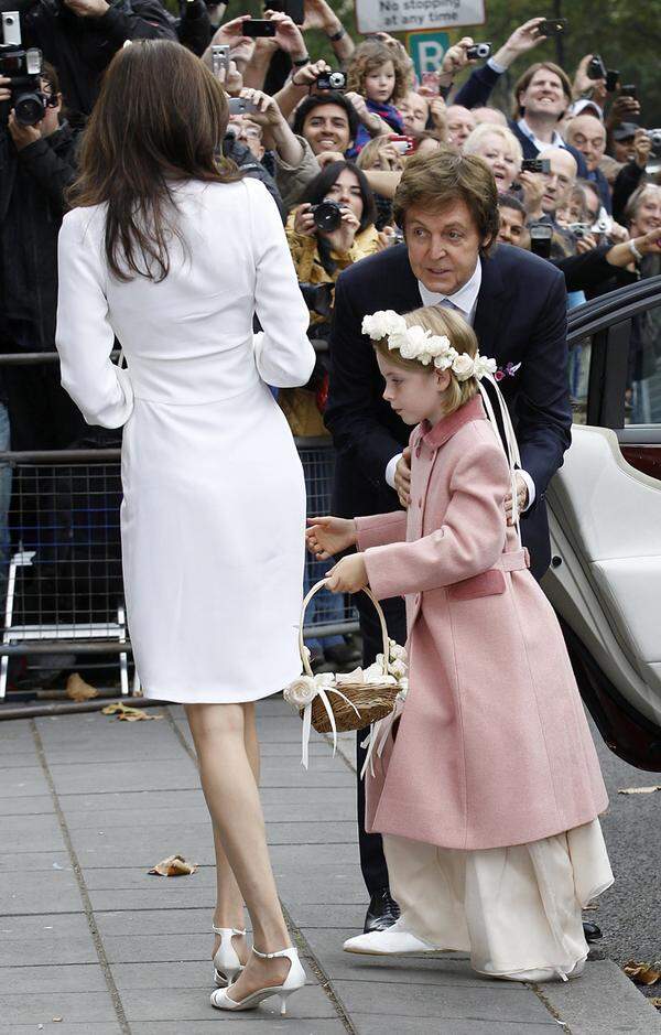 Mit dabei waren auch McCartneys Kinder James, Mary und die Modedesignerin Stella, die für das Brautkleid verantwortlich war. Seine jüngste Tochter aus der Ehe mit Heather Mills, Beatrice, war Blumenmädchen.