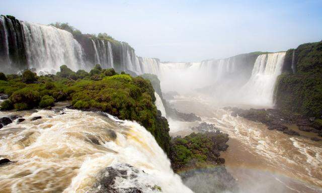 Die Wasserfälle von Iguazú sind die größten der Welt. Mitten hindurch führt die Landesgrenze zwischen Argentinien und Brasilien.