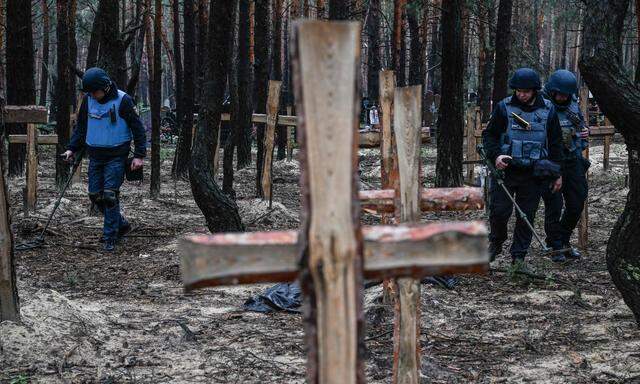 Der Wald als Todesfalle: Minenräumer durchkämmen ein Gebiet vor den Toren der befreiten Stadt Isjum. 0,7 Quadratkilometer schaffen die Einsatzkräfte pro Tag.