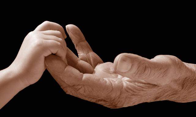 Kinderhand und Seniorenhand / Child hand and senior´s hand